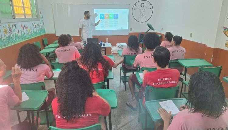 Mulheres internas durante capacitação em um dos presídios do ES