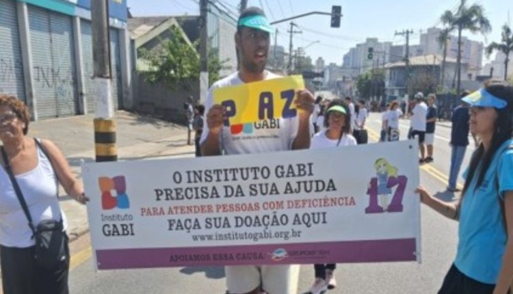 Manifestação realizada por integrantes e pessoas com deficiência, que fazem parte do Instituto Gabi