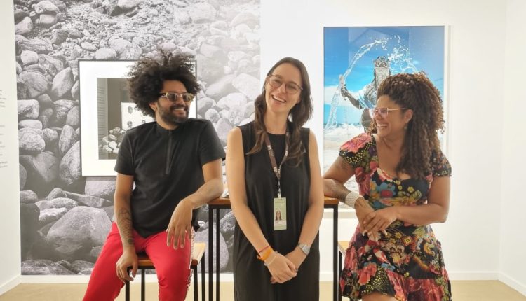 O curador, Nicolas Soares, a diretora do Museu Vale, Claudia Afonso, e a artista Márvila Araújo (direita) participam da ArtRio