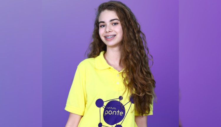 Alice Xavier Mendes, de 17 anos, é um dos talentos que despontou nas redações, com 960 pontos no ENEM