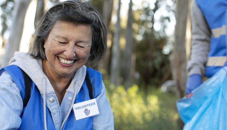 Mulher feliz fazendo voluntariado