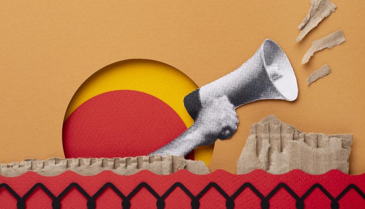 Colagem de uma imagem de mão segurando um megafone preto e branco, em cima de de uma tira de papelão, uma tira de papel vermelho com uma rede preta por cima