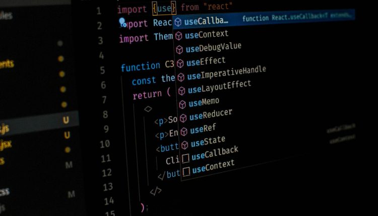 Tela de computador com códigos de programação em cores diferentes