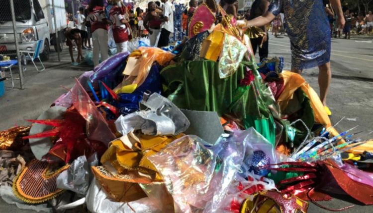 Carnaval: um amontoado de fantasias recolhidas após o fim do desfile de escolas de samba no Sambão do Povo