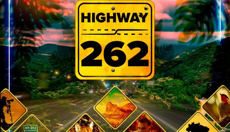 Capa do videoclipe Highway 262, com uma placa de trânsito com o nome do clipe, no fundo uma estrada ladeada de florestas e várias placas no formato de losango com figuras da natureza dentro