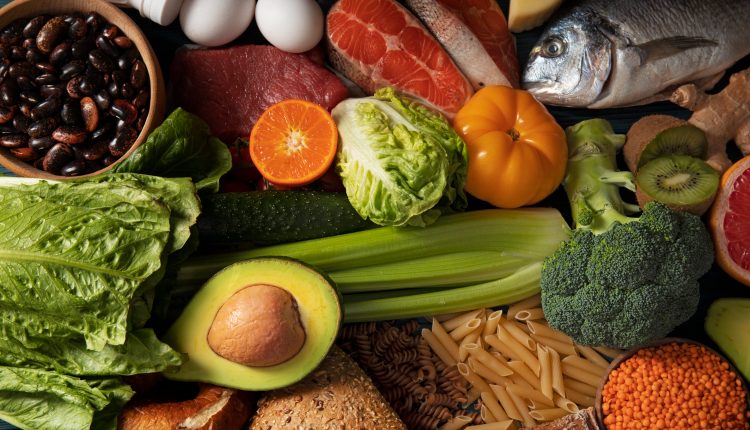 Uma variedade de legumes, frutas e verduras em cima de uma mesa