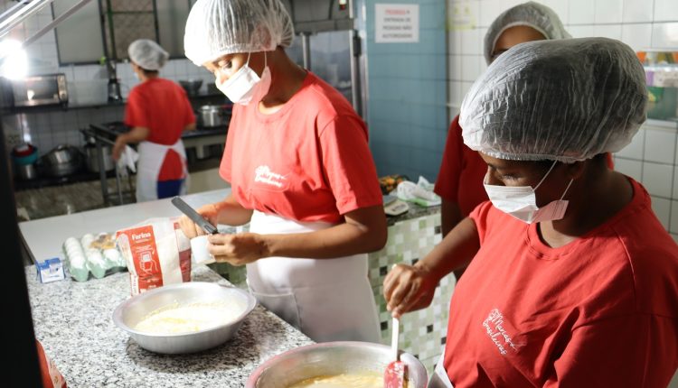 Mulheres de Vespasiano participantes do GOLD metodologia aplicada pelo ChildFund produzem pães e biscoitos caseiros