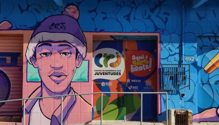 Fachada de um Centro de Referência de Juventude (CRJ), com um grafite pintado por toda a parede, bem colorido